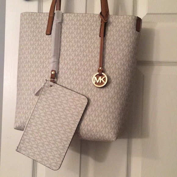 Michael Kors | Hayley Large Jet Set Tote + Wallet - Picture 2 of 11